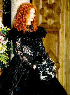 Brautkleid aus schwarzer Spitze und voluminösen Taftrock.